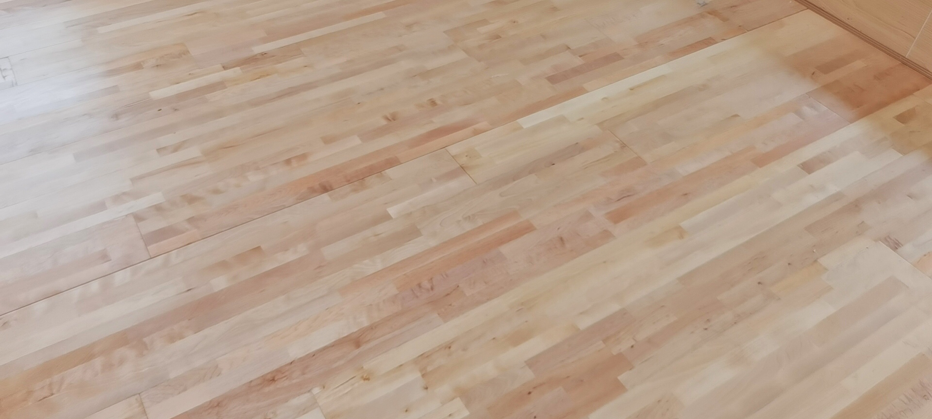 楓木運(yùn)動(dòng)地板.jpg 楓木運(yùn)動(dòng)地板.jpg