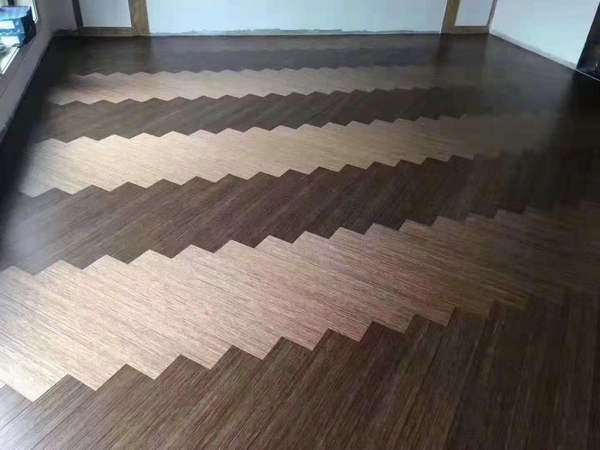 總覺(jué)得家里地板鋪設(shè)的沒(méi)新意？干脆換成魚骨拼，自帶“大氣”