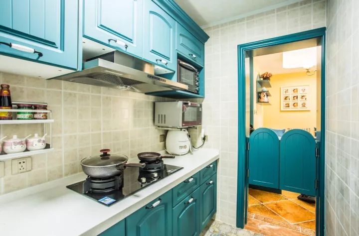 廚房吊軌門(mén)效果視頻_紅磚裝修廚房櫥柜效果圖片大全_廚房門(mén)裝修效果圖