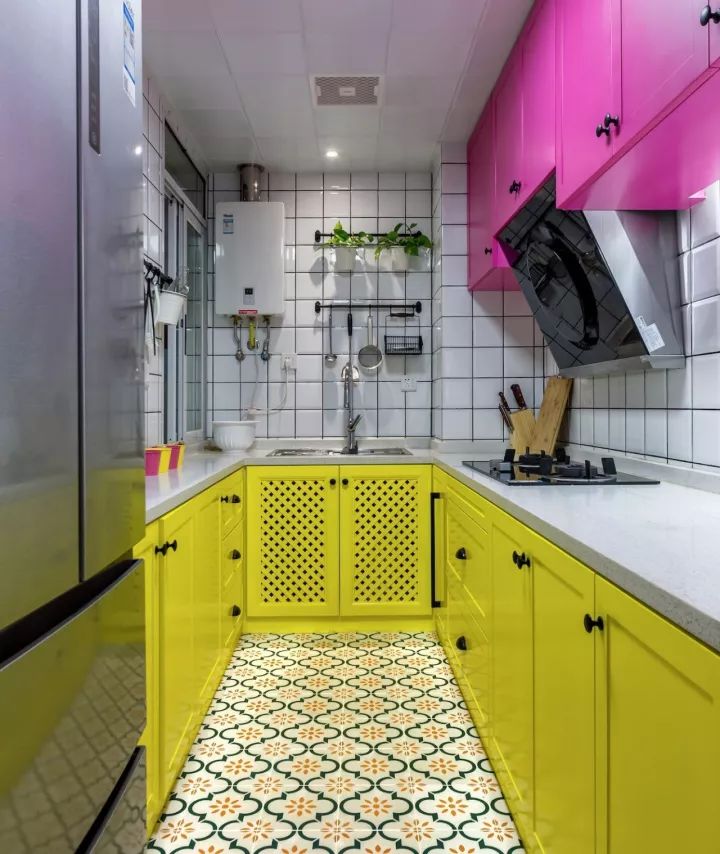 紅磚裝修廚房櫥柜效果圖片大全_廚房門(mén)裝修效果圖_廚房吊軌門(mén)效果視頻