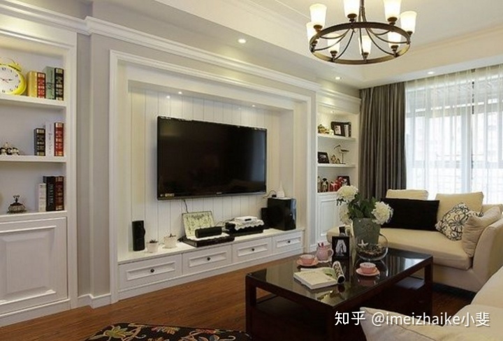 電視墻怎么裝修？別再裝過時(shí)的壁紙瓷磚了，聰明人都用這種材料