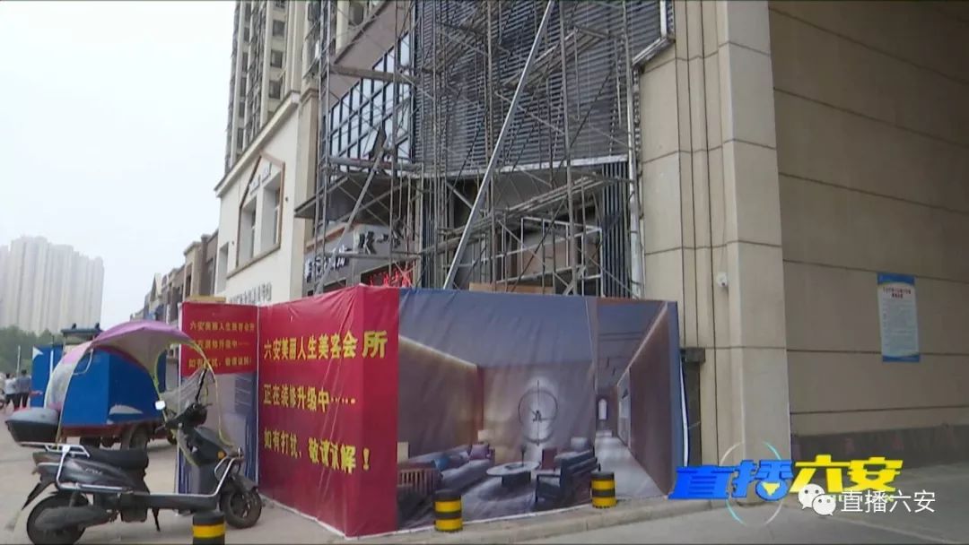 店鋪裝修小區(qū)大門變“陰陽臉”，效果圖也“變臉”，店主卻稱審批過！