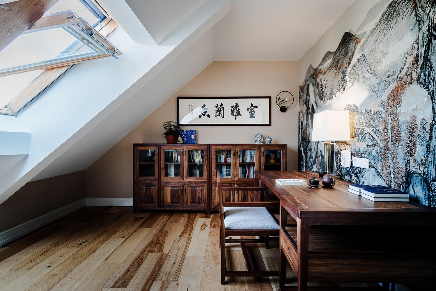 斜頂閣樓裝修效果圖_閣樓裝修設(shè)計_北京酒店配飾公司介紹幾大別墅閣樓裝修注意事項