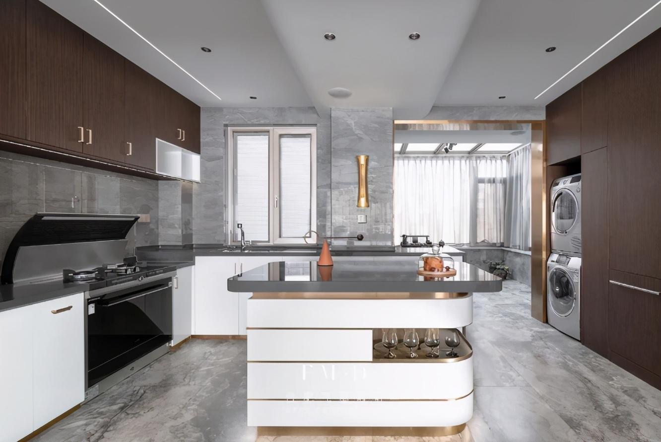 廚房帶有陽(yáng)臺(tái)別浪費(fèi)了，并入空間可大一倍，做洗衣間更方便美觀