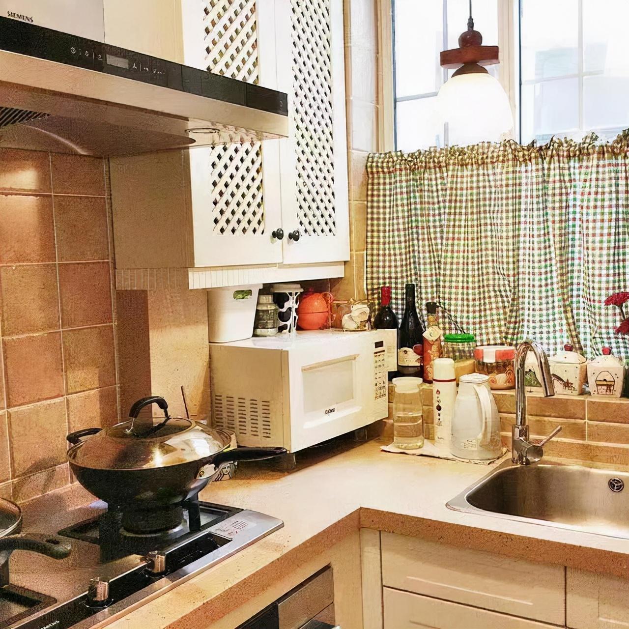 老實話說，廚房吊柜底部往下加35cm，雙倍收納，從此做飯用得舒服