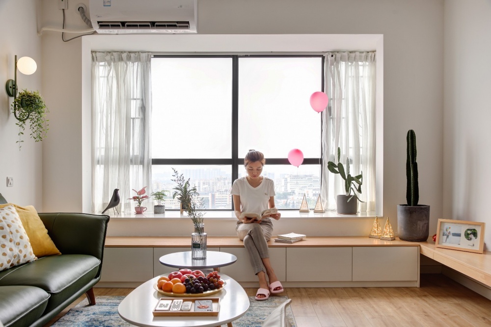 客廳木地板裝修效果圖改造一堵墻，白色+原木配色的家北歐極簡(jiǎn)客廳設(shè)計(jì)圖片賞析