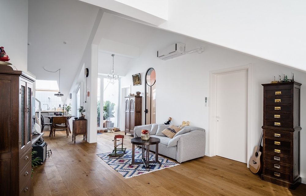 木地板裝修效果圖頂樓不規(guī)則“爛戶型”，改造后房北歐極簡設(shè)計圖片賞析