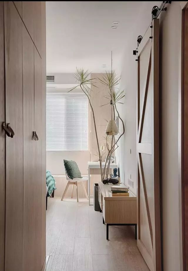 35平的小戶型公寓，客臥廚衛(wèi)都有，還塞下了一堆衣服