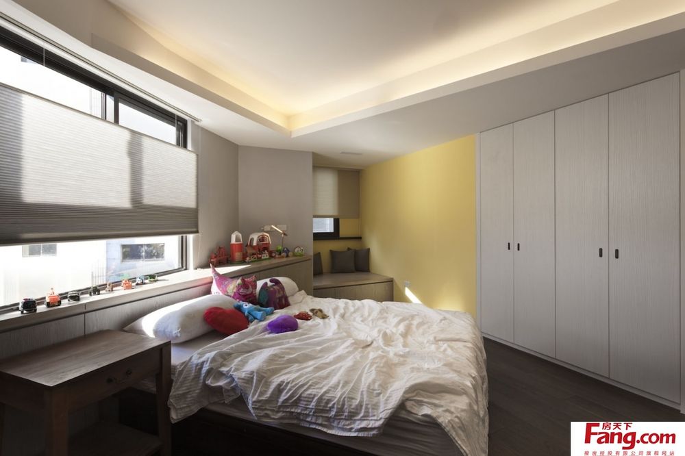 她家現(xiàn)代輕奢風，簡約大方又高級，尤其是客廳，比樣板房還漂亮