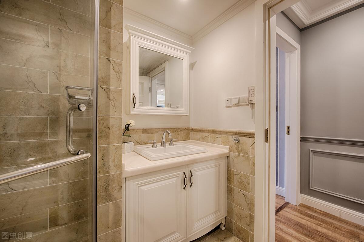 衛(wèi)生間吊頂用什么材質(zhì)？別聽(tīng)?zhēng)煾迪购鲇?，鋁扣板、石膏板都不差