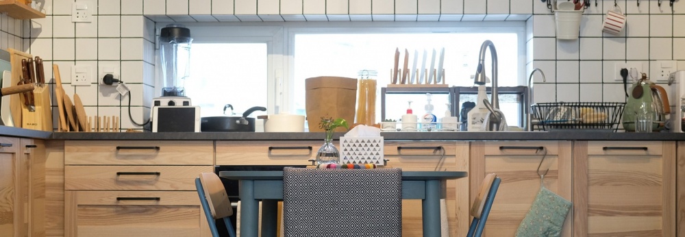 餐廳櫥柜裝修效果圖原木與灰綠撞色，一張方桌讓廚房潮流混搭廚房設(shè)計圖片賞析